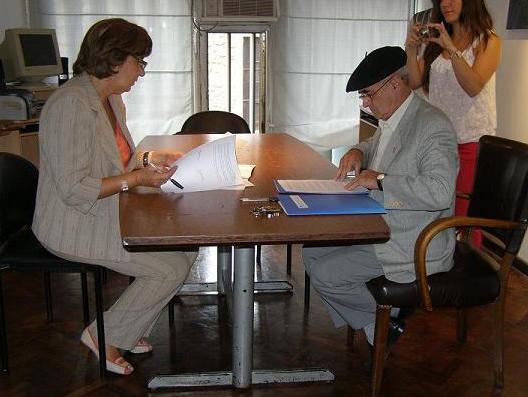 La Decana de la Facultad de Lenguas de la Universidad Nacional de Córdoba Dra. Silvia Barei y el Presidente de FEVA, Ricardo Basterra, firmando el convenio (fotoFEVA)